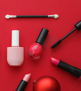 化妆品促销摄影照片_美容品牌圣诞促销的化妆和化妆品产品套装，豪华红色平底背景作为假日设计
