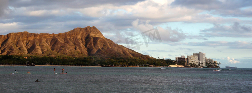 戴蒙德黑德 (Diamondhead) 与冲浪者和桨板冲浪者