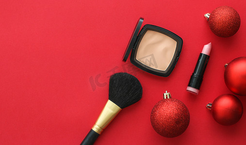 美容品牌圣诞促销的化妆和化妆品产品套装，豪华红色平底背景作为假日设计