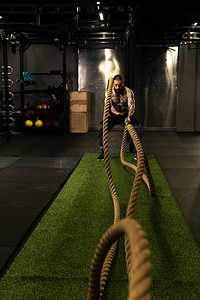 绳索训练男子仓库健身馆肌肉锻炼锻炼，从运动员运动的身体，肌肉波的概念强重。