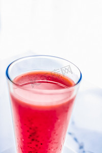 水果品牌摄影照片_玻璃浆果果汁、用于饮食排毒饮料的奇亚籽纯素冰沙和健康天然早餐配方、有机异国情调食品和营养品牌设计