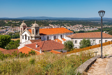 奥雷人体摄影照片_葡萄牙圣塔伦地区广阔的远景，前景是奥雷姆教堂
