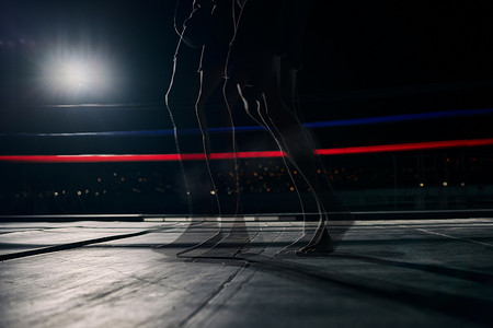 比赛、锦标赛或搏击俱乐部中的拳击场、健身腿和拳击手。