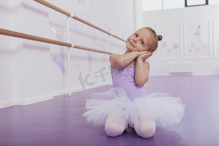 可爱芭蕾摄影照片_可爱的芭蕾舞小女孩在舞蹈学校锻炼