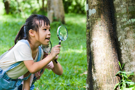 探索自然摄影照片_孩子们用户外放大镜学习和探索自然。