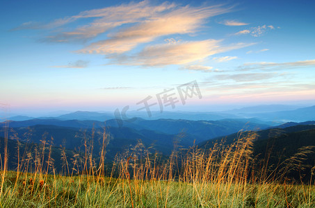 高原山地摄影照片_傍晚山地高原景观（喀尔巴阡山脉，乌克兰）