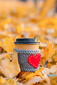秋叶心形纸咖啡舒适杯，垂直复制空间