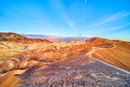 山顶云摄影照片_死亡谷山顶远足路径的广阔视野，色彩缤纷的日出波浪