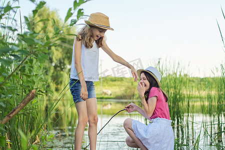 木墩摄影照片_芦苇湖木墩上的女童，玩水，说话