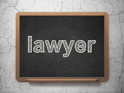 法律概念：黑板背景的律师