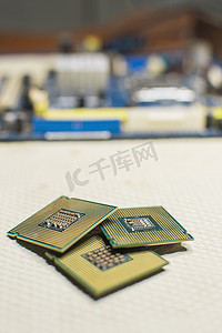 隔离计算机微处理器、带有一个计算机主板的三个计算机处理器、计算机处理器概念