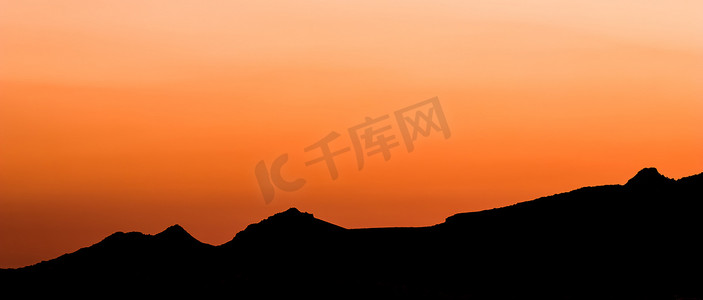 大气群山摄影照片_美丽多彩的夕阳背景与群山的轮廓