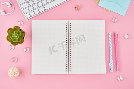亮粉色办公室桌面上的子弹日记中的空白记事本页