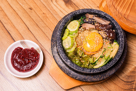 韩国传统菜肴 - 蔬菜拌饭 包括牛肉和煎鸡蛋