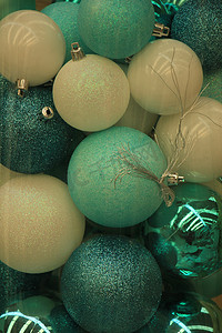 圣诞树木摄影照片_圣诞零售店里的蓝绿色和淡蓝色圣诞饰品