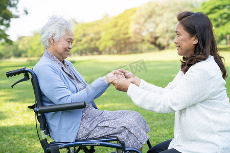 在护理医院病房手牵着亚洲老年或老年老妇人的爱、关怀、鼓励和同情心，健康强大的医疗理念