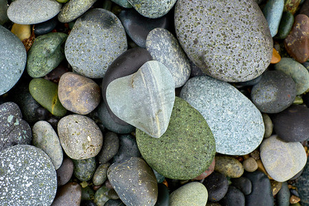 卵石滩石头背景，海滨自然背景上的天然大圆形砾石