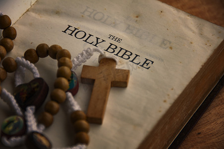 木桌上的圣经和念珠，带有可定制的空间以添加想法或文本。