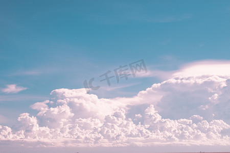 巨大的白色蓬松云反对蓝天夏季抽象天气背景。
