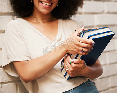 快乐的学生在大学校园里读书，在学校获得教育奖学金，在图书馆微笑学习。