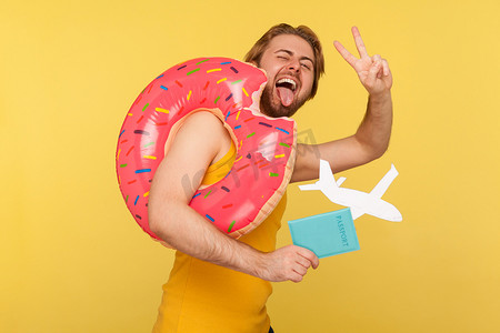 签证飞机摄影照片_黄色背景的情感时髦男人的肖像。
