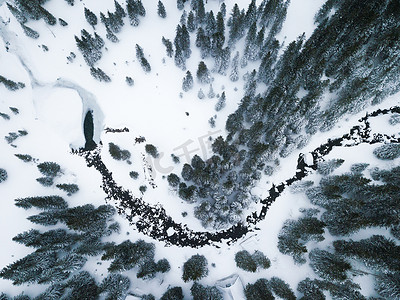 白雪皑皑的冬天山区小溪的鸟瞰图