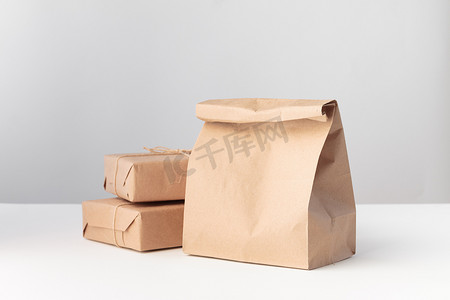 牛皮袋包装摄影照片_工艺盒和纸袋的包装套装