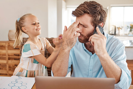压力、头痛和父亲与孩子打电话以及在家或远程工作。