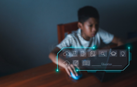 education icon 在模糊图片的背景上，一个男孩正盯着电脑显示器。