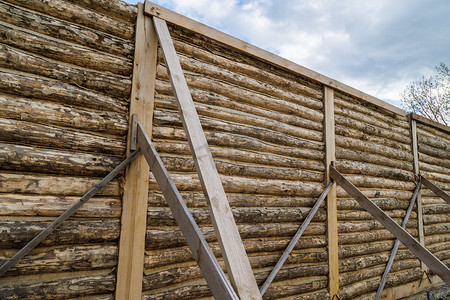 党工共建摄影照片_传统木屋在与对角支柱的共建过程中剥离原木墙