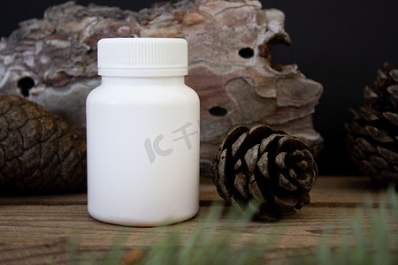 黑色背景上的白色塑料罐模型，带有树皮和云杉树枝，美容产品包装。