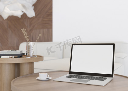 有空白的白色屏幕的笔记本电脑，在家里的木桌上。