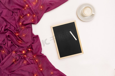 小目标摄影照片_一杯咖啡、一块黑色小木板和一支写有新年目标的白色粉笔。