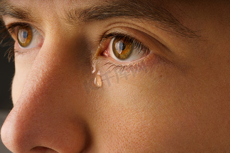 年轻人眼角流泪的特写照片。