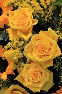 混合插花：适合婚礼的不同黄色深浅的各种鲜花