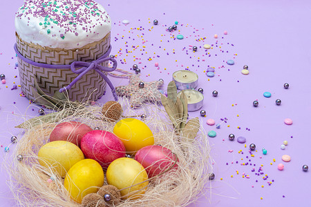 复活节蛋糕和彩绘鸡蛋汇编的水平照片