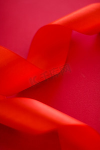 红色背景上的抽象卷曲丝带、假日销售产品促销的独家奢侈品牌设计和魅力艺术邀请卡背景