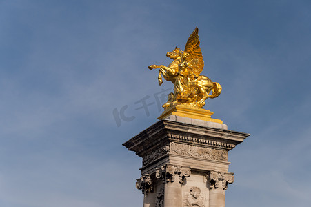 巴黎亚历山大三世桥上的雕塑