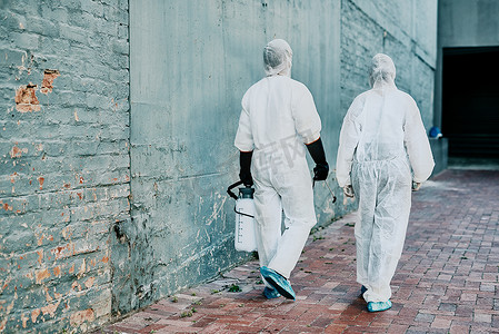 医护人员穿着防护服，帮助防止有毒感染或新冠大流行的传播。