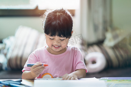 可爱的小孩用彩色颜料画画。