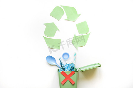 回收有塑料垃圾的标志容器