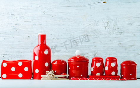 红色家庭用具摄影照片_家庭厨房装饰波尔卡圆点