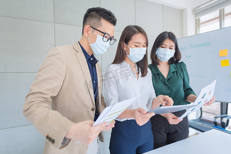 企业员工在办公室工作期间戴口罩以保持卫生遵守公司政策