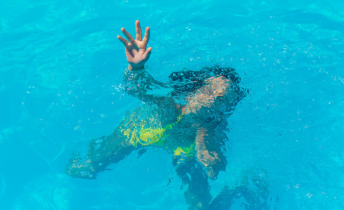 游泳溺水摄影照片_孩子被水淹死了。