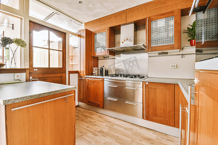 现代住宅中的角落木制厨房家具
