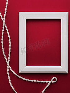 白色垂直艺术框架和红色背景珍珠首饰，作为平面设计、艺术品印刷品或相册