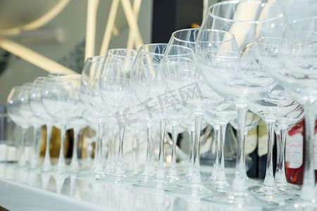 餐桌布置，许多玻璃透明玻璃杯，用于葡萄酒和香槟
