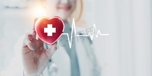 心脏病专家在私人诊所拿着红心。