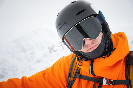 直视镜头的男士滑雪护目镜特写。