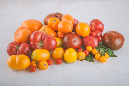 各种成熟的彩色有机西红柿